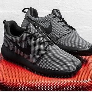 Brand New Nike Roshe One Dark Grey Athletic (Black/Black-White)
